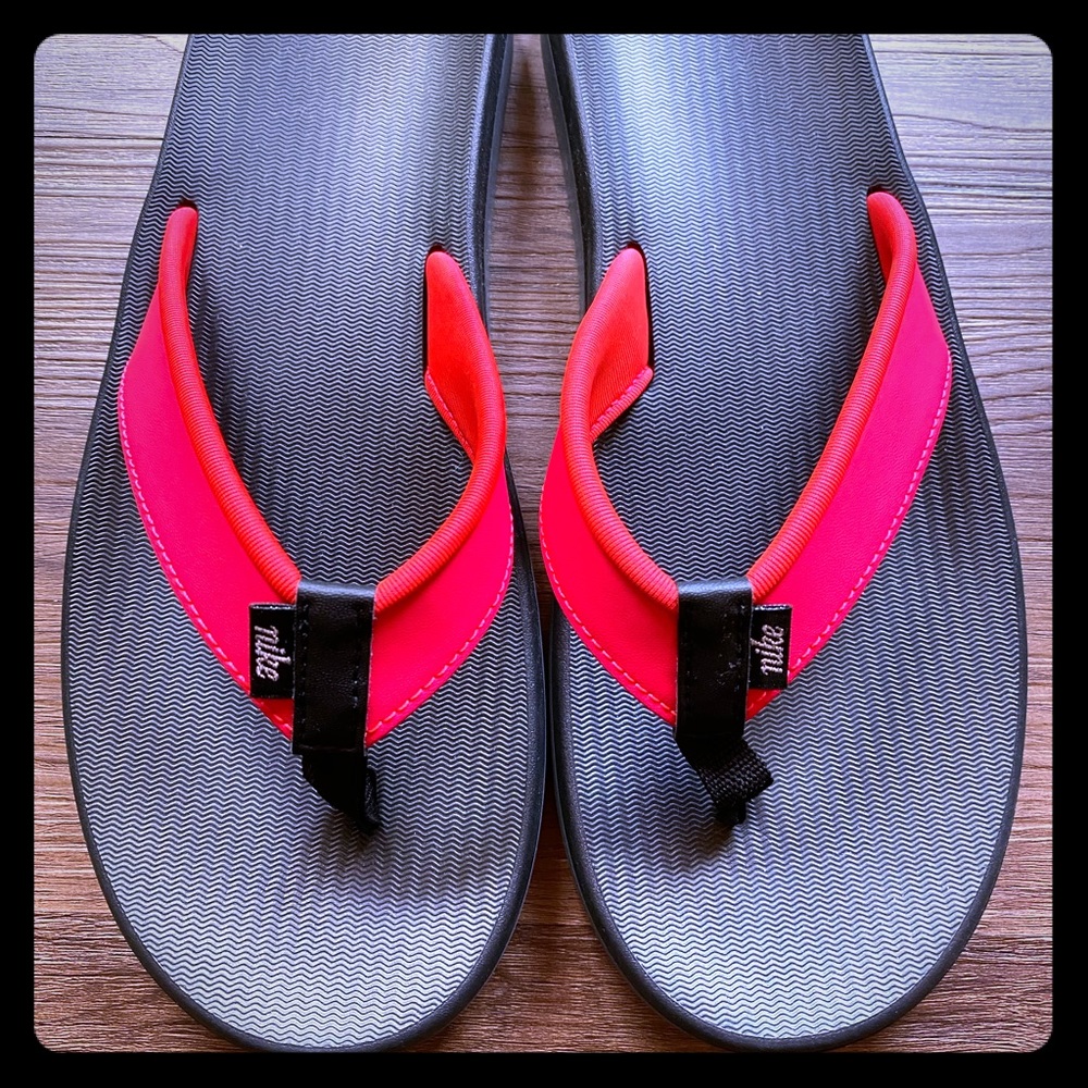 Brand New/Never Worn Women’s Size 8 Nike Sandals
